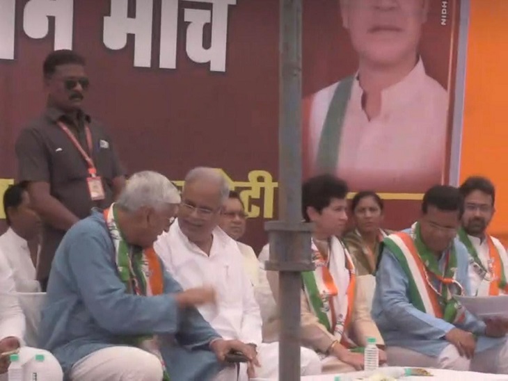 सभा के दौरान स्वास्थ्य मंत्री टीएस सिंहदेव और मुख्यमंत्री बघेल चर्चा करते हुए, उनके साथ मरकाम भी बैठे हुए।