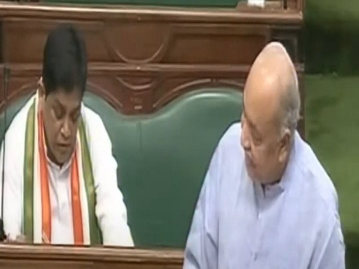 मोहन मरकाम के सवालों का जवाब देते हुए कृषि मंत्री रविंद्र चौबे, पीछ शिव डहरिया बैठे हुए।