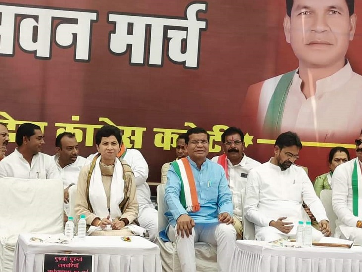 सभा के दौरान कुमारी सेलजा, मोहन मरकाम के साथ कांग्रेस नेता एक साथ मंच पर बैठे हुए।