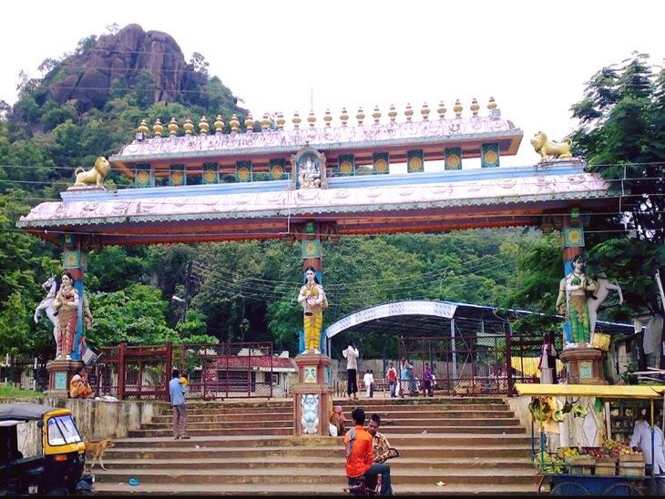 मंदिर में जाने के लिए बनाया गया है भव्य प्रवेश द्वार।