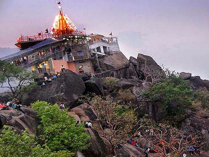 डोंगरगढ़ की पहाड़ी पर 1600 फीट की ऊंचाई पर विराजी हैं मां बम्लेश्वरी।