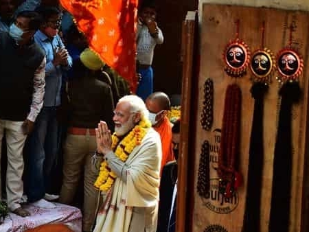 एक कार्यक्रम में बनारस पहुंचे पीएम मोदी की फाइल फोटो।