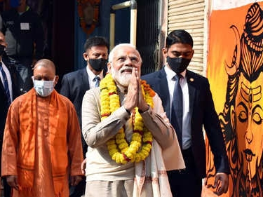 इस तस्वीर में विश्वनाथ मंदिर में दर्शन करने
