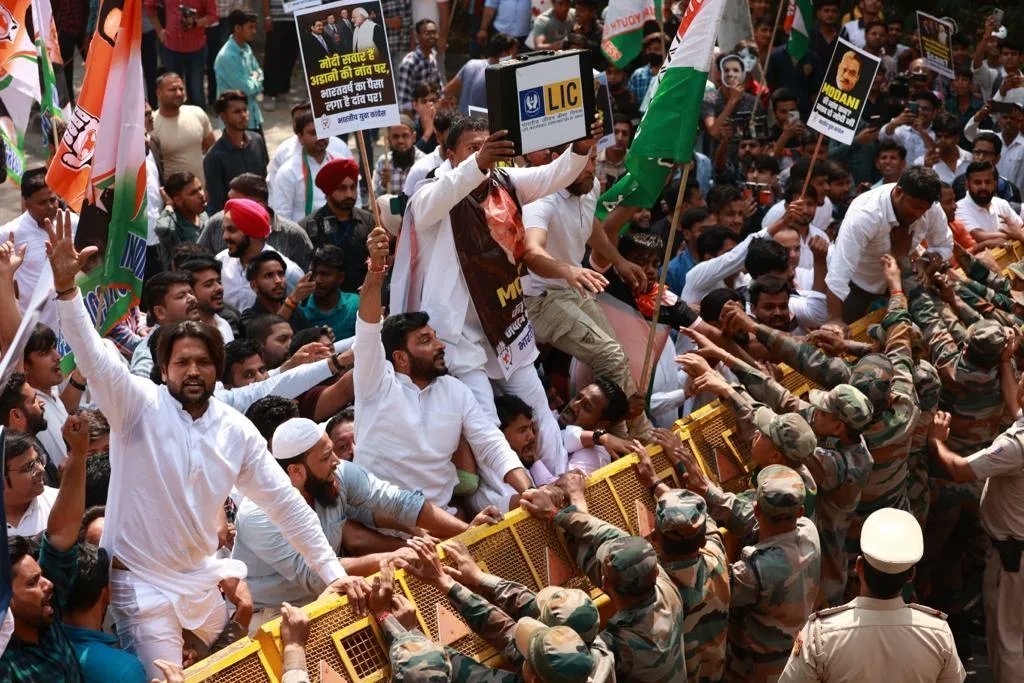 अडानी-हिंडनबर्ग मामले यूथ कांग्रेस के अध्यक्ष के श्रीनिवास बी वी के नेतृत्व में विरोध प्रदर्शन हुआ। पुलिस ने प्रदर्शनकारियों को गिरफ्तार कर लिया।