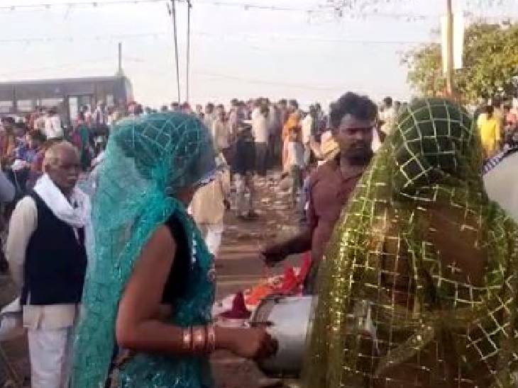 करीला मेले में राजस्थान समेत दूसरे शहरों से भी डांसर्स हिस्सा लेने आती हैं।