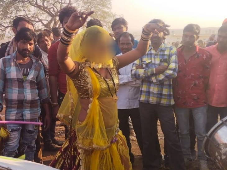 राई बारहों महीने नाचा जाता है। बुंदेलखंडी राई डांस से अपनी खुशी को जाहिर करते हैं। राई में बेड़नी समुदाय की महिलाएं डांस करती हैं। कई बार स्त्री का स्वांग रचकर पुरुष भी डांस करते हैं। इसमें डांस के साथ-साथ फागें भी गाई जाती हैं।