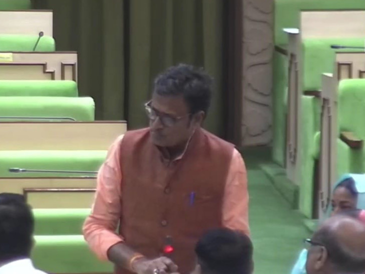 उपनेता प्रतिपक्ष राजेंद्र राठौड़ ने कांग्रेस पर निशाना साधा। साथ ही विधानसभा से बीजेपी के नेताओं के साथ वॉकआउट किया।