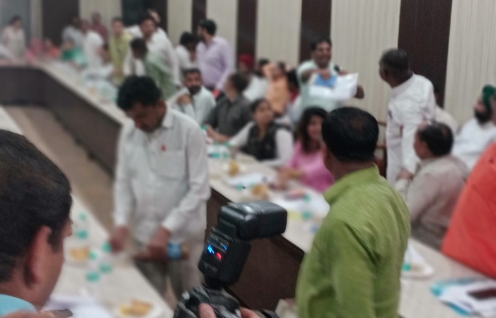 हंगामा करते पार्षद।