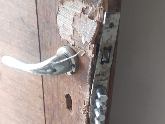 आरोपियों ने सबसे पहले संतोष वर्मा के मकान में चोरी की वारदात को अंजाम दिया।