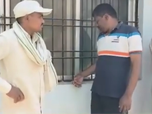 गांव के लोग अस्पताल में।