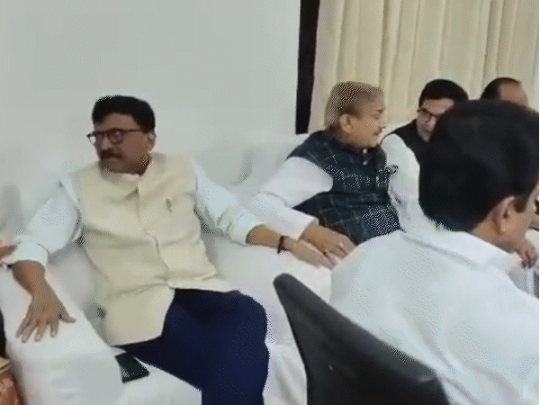 कांग्रेस अध्यक्ष मल्लिकार्जुन खड़गे के पार्लियामेंट ऑफिस में विपक्षी दलों की बैठक हुई। - Dainik Bhaskar