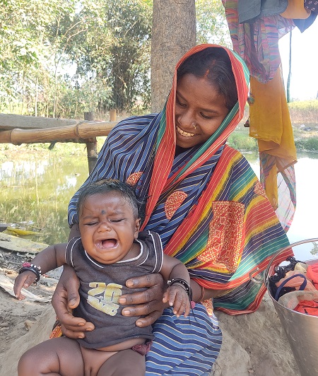 जैसे ही मंजू के सामने कैमरा करता हूं वे अपना दर्द छुपाते हुए हंसने लगती हैं।