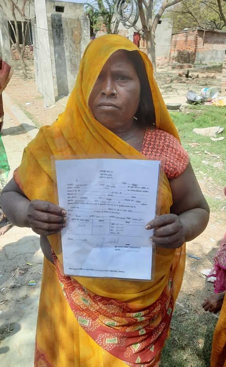 सुशीला PM आवास योजना का पेपर दिखा रही हैं। कहती हैं- जमीन अलॉट हो गई है, लेकिन दबंग घर नहीं बनने दे रहे।