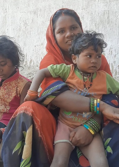 हंसा बताती हैं कि बीमारी की वजह से उनके दो बच्चे मर चुके हैं।