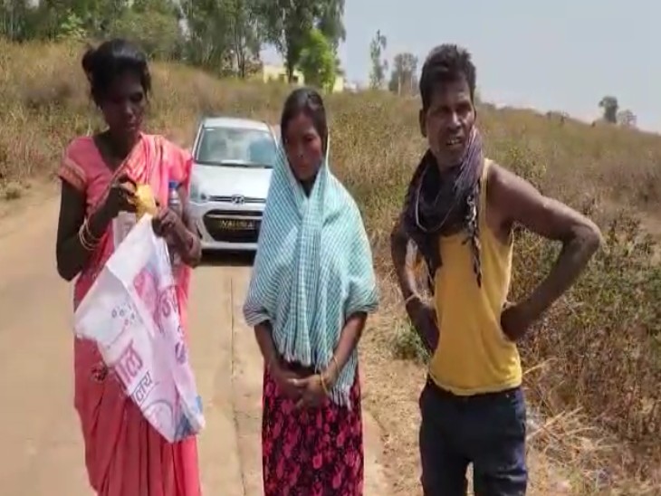 दिव्या गुलाब कुजूर के माता-पिता और बहन। परिवार ने शव की शिनाख्त बेटी के रूप में की।