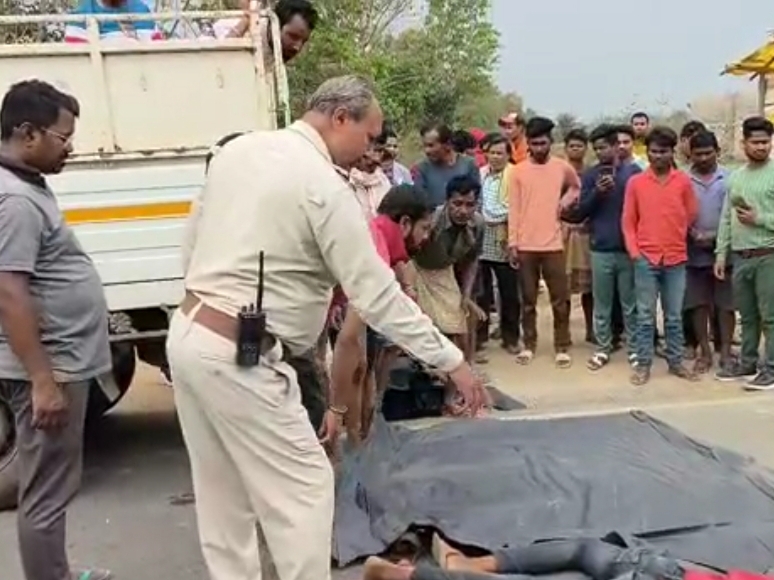 हादसे की सूचना मिलने पर गांधीनगर थाना पुलिस मौके पर पहुंची और शवों को मेडिकल कॉलेज अस्पताल भिजवाया।