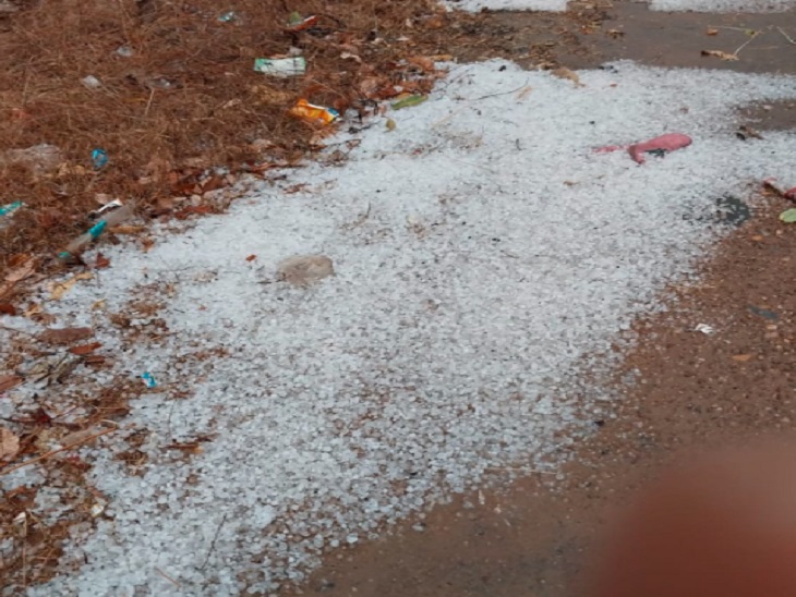 गुरुवार दोपहर बाद बीजापुर में ओले गिरे हैं। यहां मौसम ठंडा हो गया है।