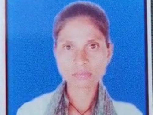 पत्नी दिव्या गुलाब कुजूर (25 वर्ष) को CAF जवान मनीष तिर्की ने गला घोंटकर मार डाला।