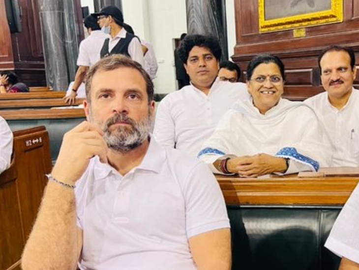 गुरुवार को पार्लियामेंट के सेंट्रल हॉल में अपनी पार्टी के सांसदों के साथ बैठे राहुल गांधी।