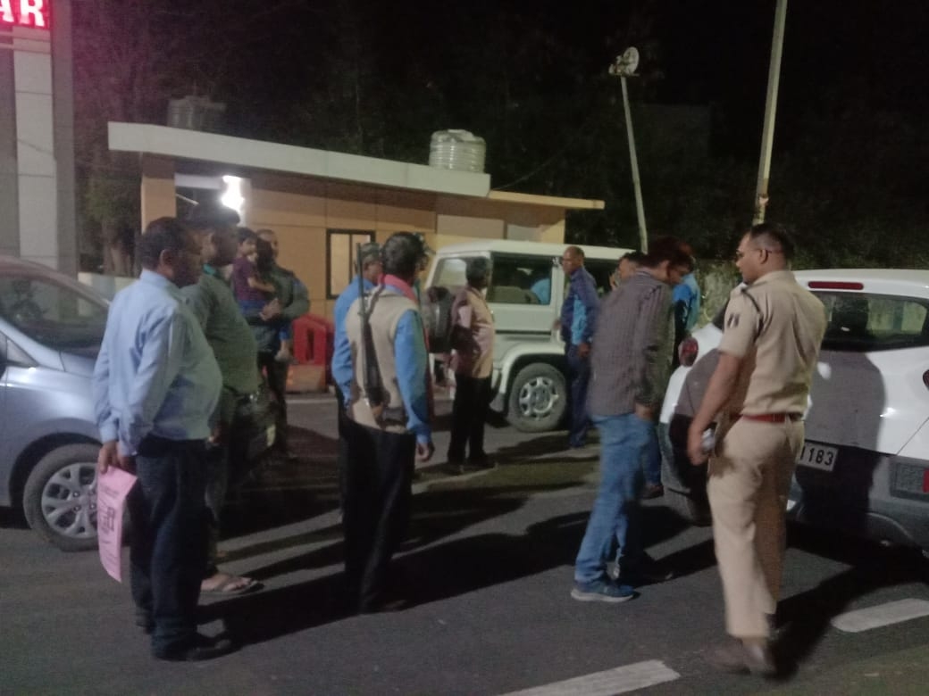 नकली पिस्टल दिखाकर डरा रहे दोनों आरोपियों को पुलिस ने गिरफ्तार किया।