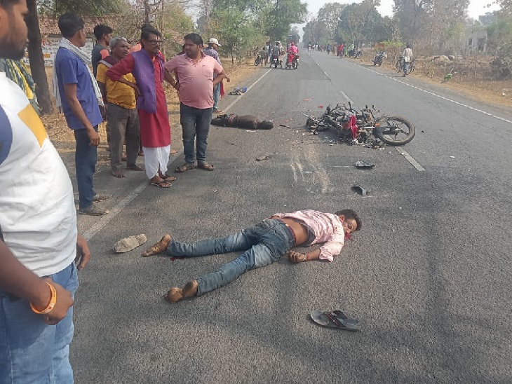 हादसे के बाद सड़क पर पड़े रहे दोनों के शव और टूटी हुई बाइक, आसपास मौजूद लोगों की भीड़।