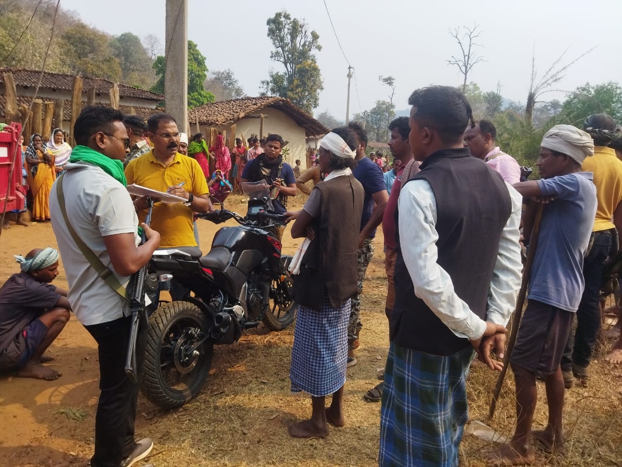 हत्या की वारदात सुनकर घटनास्थल पर ग्रामीणों की भीड़ जमा हो गई।