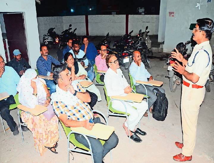 शहर में ट्रैफिक नियमों का पालन करने में लोग लापरवाही बरत रहे हैं, यही कारण है कि चौक-चौराहों पर जाम के हालात रहते हैं। - Dainik Bhaskar