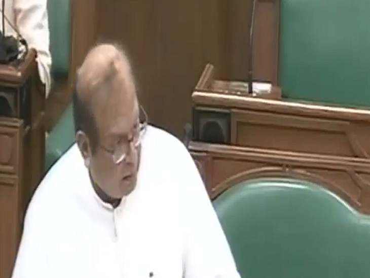 सदन में अपनी ही सरकार को सवालों में घेरा, चना सप्लाई पर प्रश्न करते हुए विधायक अमितेश।