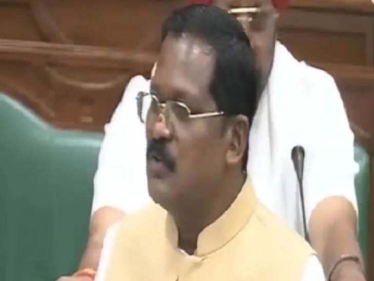 सदन में अपने ही विधायक अमितेश के सवालों का जवाब देते हुए खाद्य मंत्री अमरजीत भगत।