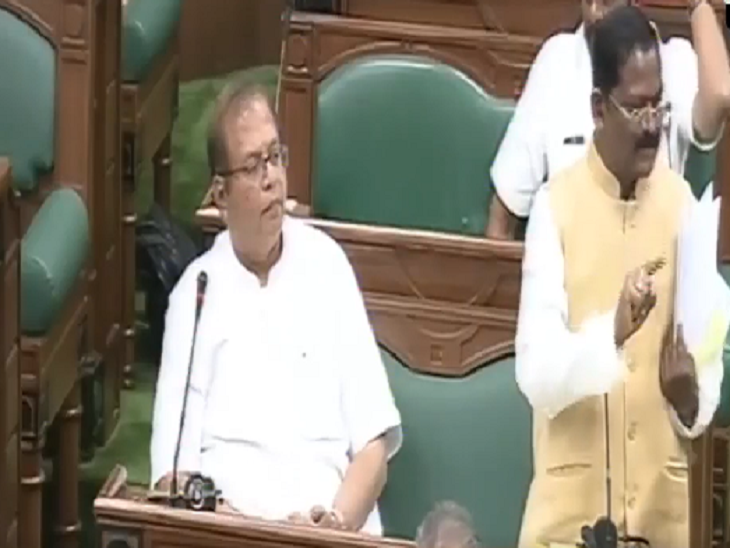 सदन में साथ बैठे हुए विधायक अमितेश शुक्ल और खाद्य मंत्री अमरजीत भगत।