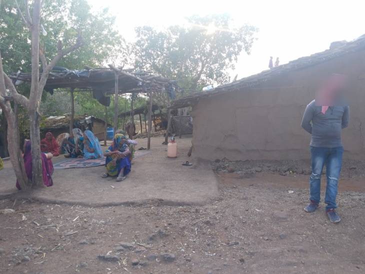 लड़की के मां और पिता का कहना है कि हमें 15 मार्च की दोपहर 12 बजे पहला फोन किया। कहा कि आपकी लड़की गवली पलासिया में है और उसका हाथ जल गया है। आधे घंटे बाद पुलिस का फोन आया कि आपकी बेटी की मौत हो गई है, आप थाने आ जाइए।