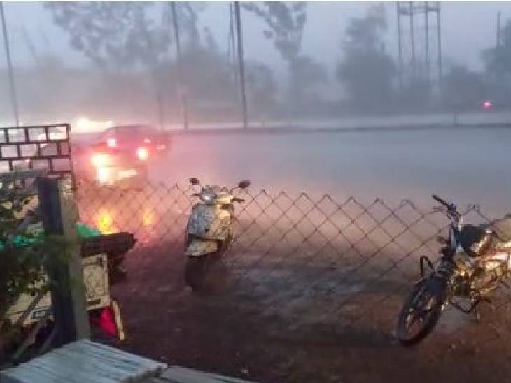 भोपाल में शनिवार देर शाम तेज आंधी के साथ ओले गिरे।