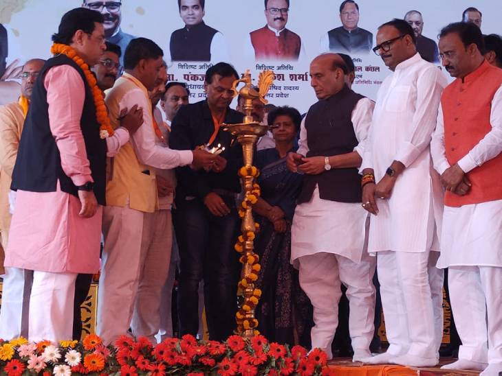 यह फोटो रक्षा मंत्री के होली मिलन समारोह के दीप प्रज्वलन की है।