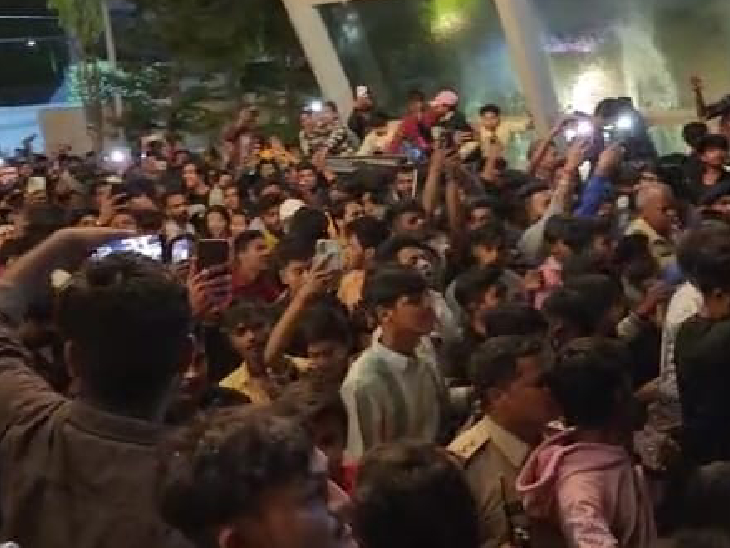 इंदौर में बिग बॉस 16 के विजेता रैपर एमसी स्टेन के शो में बड़ी संख्या में लोग मौजूद थे।