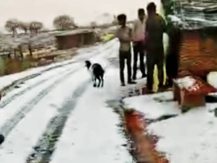 शिवपुरी के लहर्रा गांव में सड़क पर बिछी बर्फ की सफेद चादर।