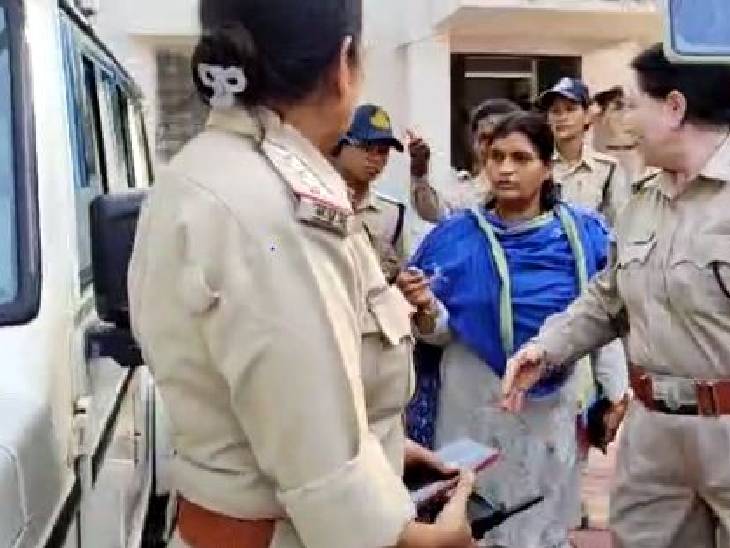जब पुलिस जेल अधीक्षक को पकड़कर ले जाने लगी, तो वह पुलिस को ही हड़काती रही।