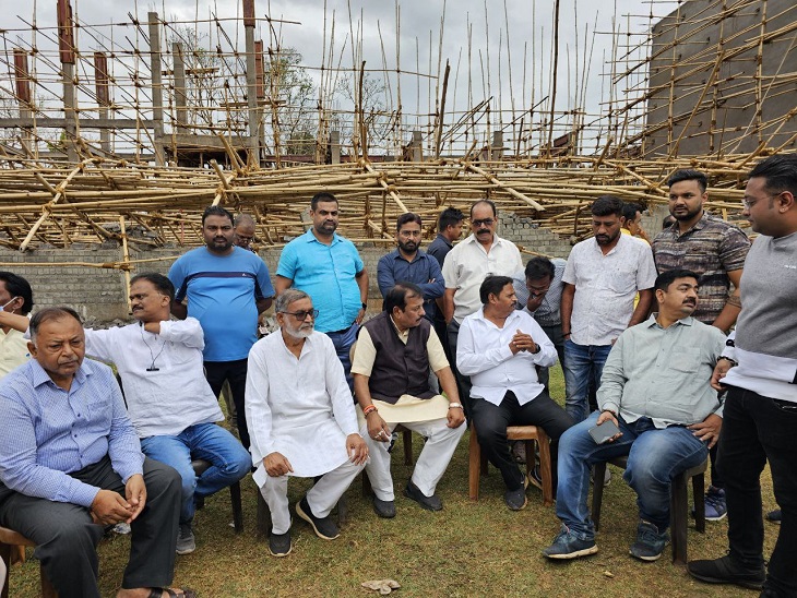 मौके पर पहुंचे दुर्ग सांसद व अन्य बीजेपी नेता, जताया विरोध