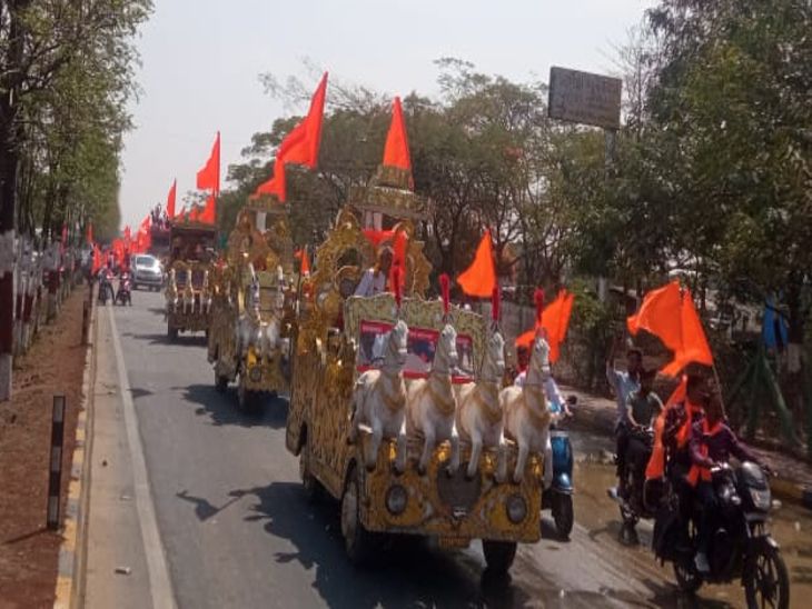 रथों पर सवार विभिन्न सम्प्रदाय के लोग।