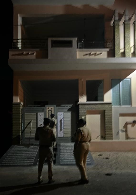 रेड के दौरान रात के अंधेरे में ही पुलिस घर के आगे पहुंच गई।
