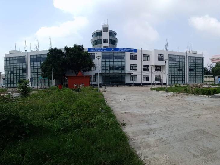 बाबतपुर एयरपोर्ट पर बना नया ATC टॉवर। इससे बड़े विमानों की लैंडिंग भी बनारस में कराई जा सकती है।