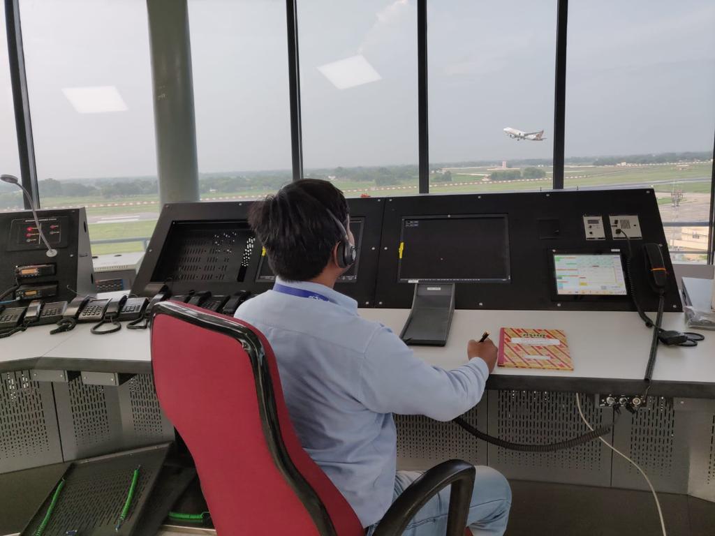 ATC टॉवर एयर ट्रैफिक को कंट्रोलिंग के लिए कई एडवांस तकनीक से लैस है।