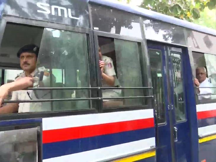 संयुक्त किसान मोर्चे के 15 सदस्यों का प्रतिनिधिमंडल दिल्ली पुलिस की सुरक्षा में कृषि भवन पहुंचे। यहां उन्होंने कृषि मंत्री नरेंद्र सिंह तोमर से मुलाकात की।