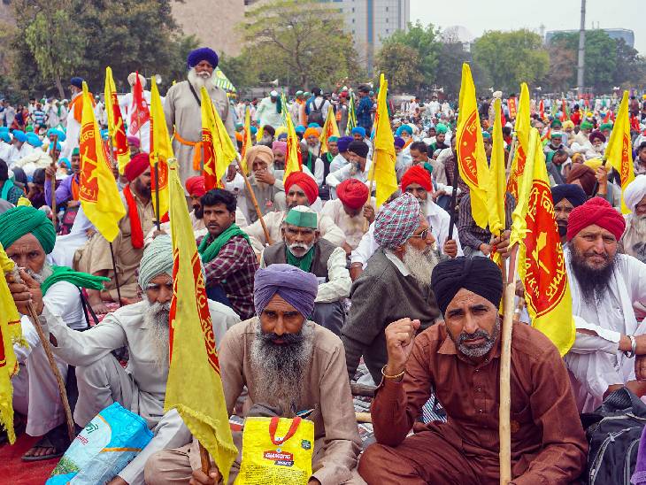 महापंचायत में आए किसान हाथों में अपने संगठन का झंडा लिए नजर आए।