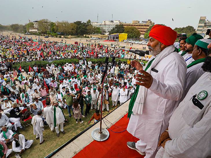 महापंचायत में राकेश टिकैत ने किसानों को मंच से संबोधित किया। उन्होंने कहा कि अगर सरकार ने हमारी मांगें नहीं मानी तो हम फिर आंदोलन करेंगे।