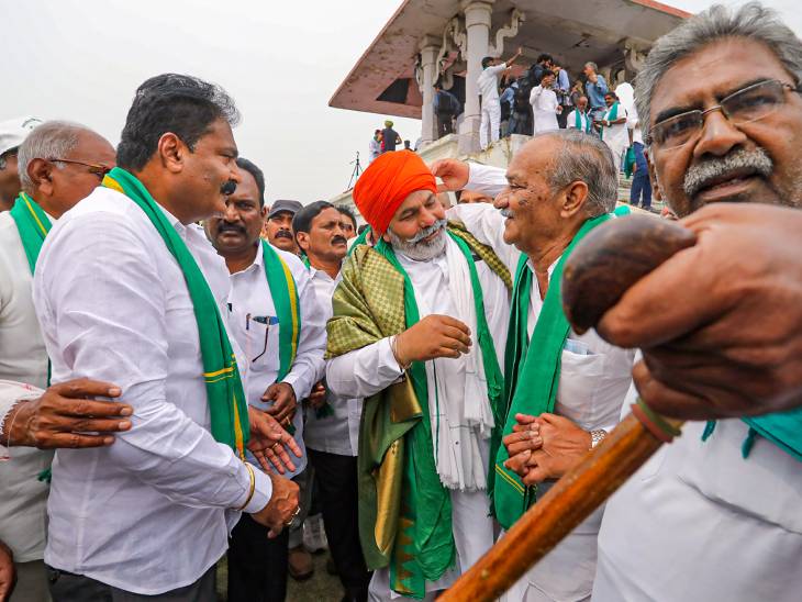 भारतीय किसान यूनियन के नेता राकेश टिकैत ने महापंचायत में आए किसानों से उनकी समस्याओं पर बात की।