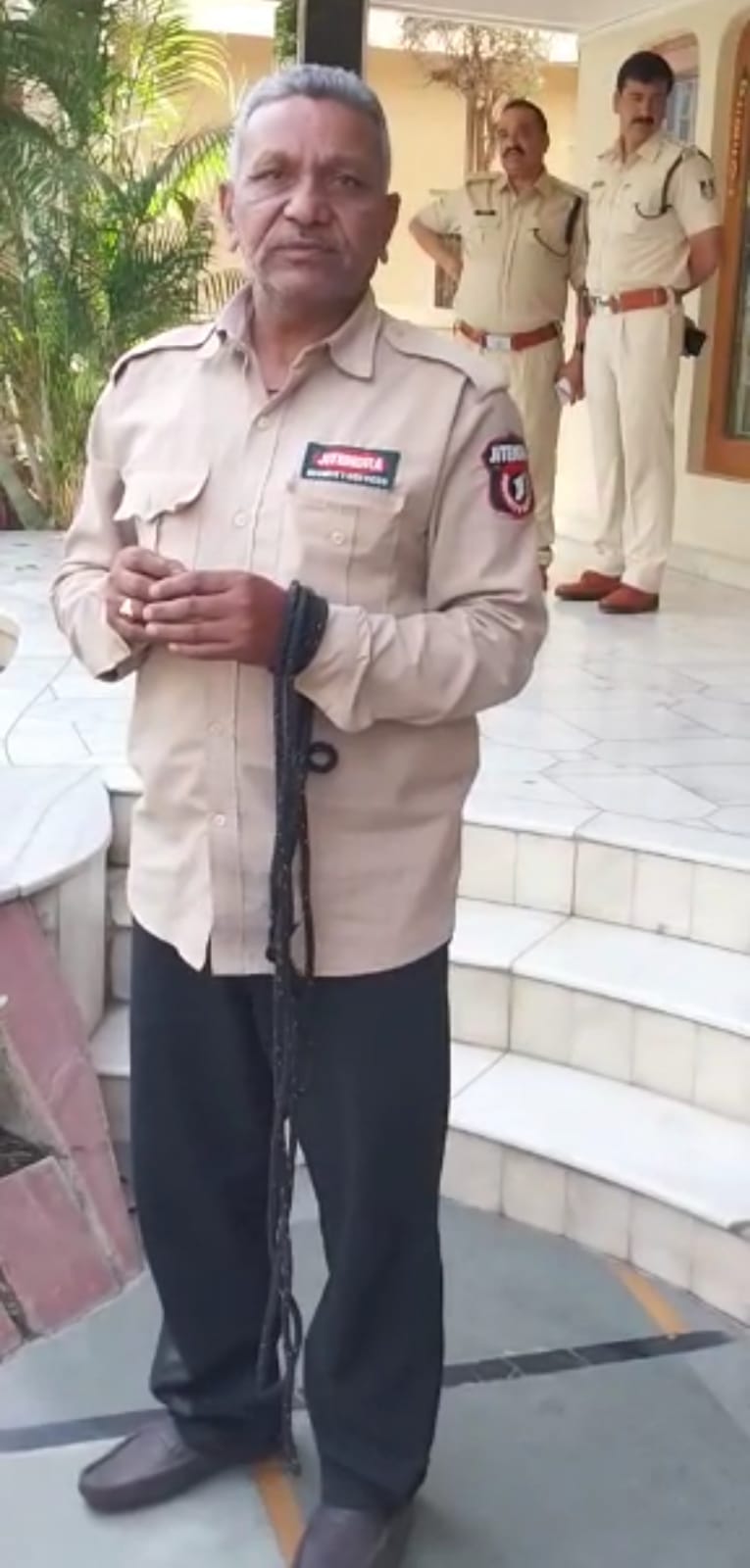 सिक्योरिटी गार्ड मांगीलाल पुलिस को वारदात की जानकारी देते हुए