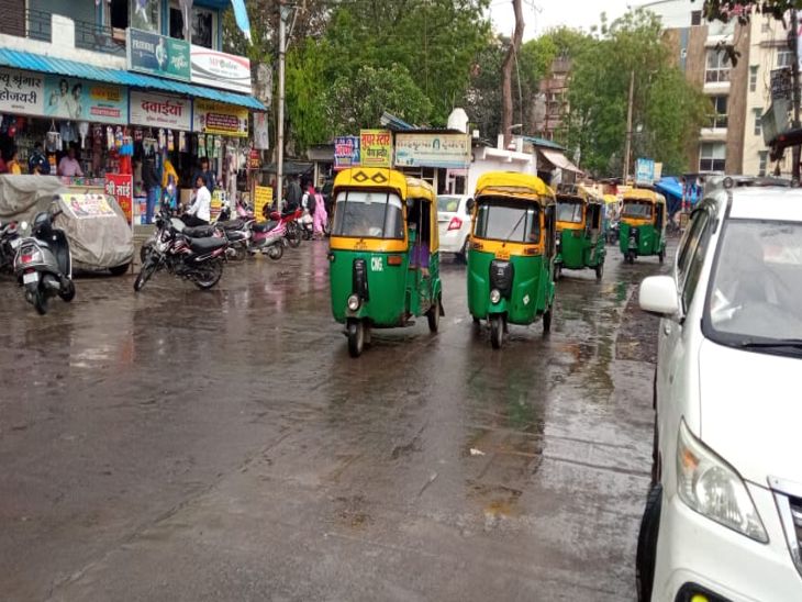 सोमवार दोपहर को फिर हुई बारिश। फोटो मल्हारगंज क्षेत्र का।