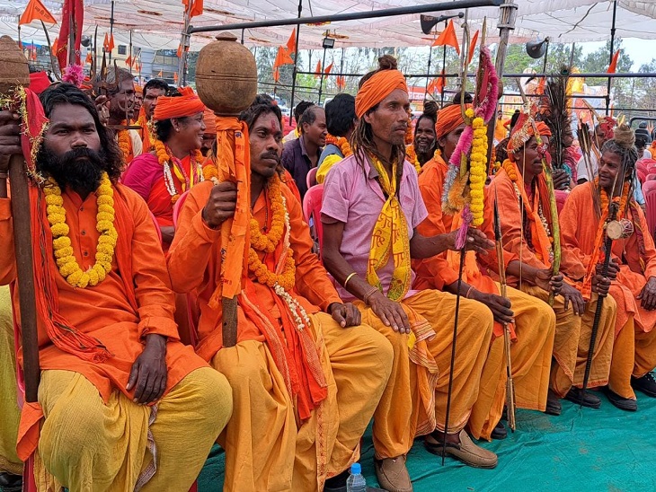 रायपुर में साध्वी की सभा में आदिवासी इलाकों के पुजारी पंडा भी बड़ी संख्या में पहुंचे थे।