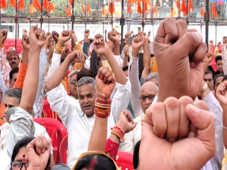 साध्वी की सभा के दौरान लोगों ने हाथ ऊपर कर और मुट्‌ठी बंदकर संकल्प लिया।