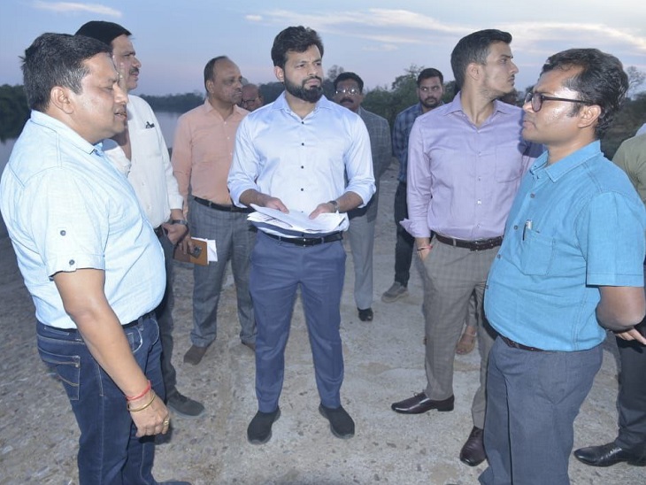 रिवर फ्रंट का लोकेशन देखने पहुंचे कलेक्टर व उनकी टीम